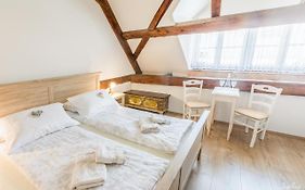 Hisa Linhart, Hotel & Restaurant